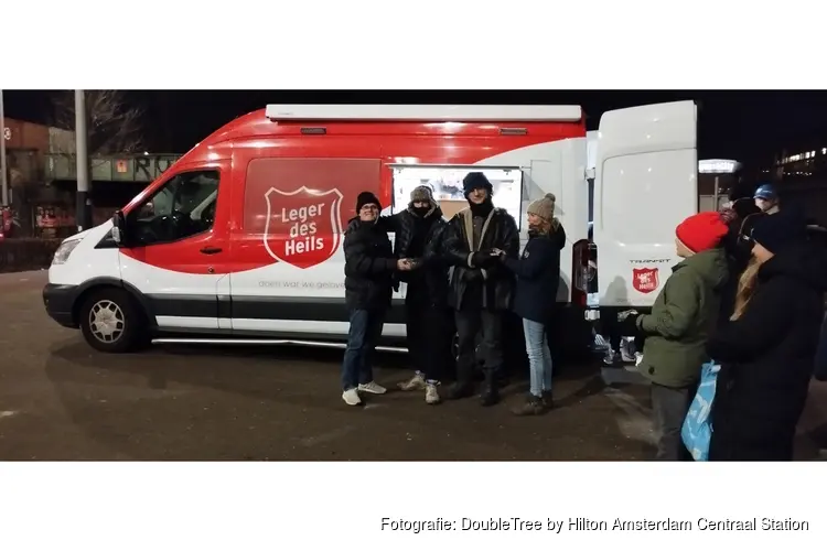 DoubleTree by Hilton Amsterdam Centraal Station zorgt voor een warm kerstgevoel bij lokale helden en mensen in nood