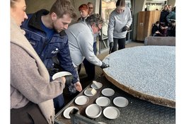 Eerste stapjes voor olifantenkalf in Artis trekken veel bekijks