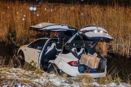 Auto raakt door de gladheid te water in Weesp