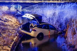 Auto raakt door de gladheid te water in Weesp