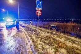 Auto raakt door de gladheid te water in Weesp