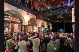 Rob Jetten trekt volle zaal in Hotel Arena: D66 bruist in Oost