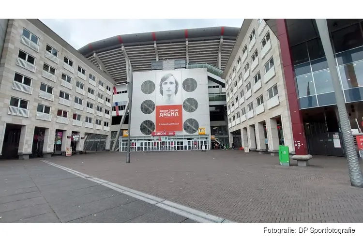 Ajax contracteert Maarten Paes