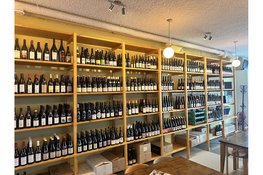 Buurtcafé De Tros viert drie jaar en breidt uit met wijnwinkel De Kaaf
