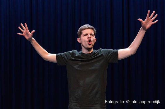 Hilarisch, droog en doordacht: cabaret op z’n Thjums