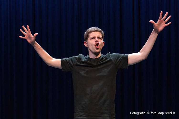 Hilarisch, droog en doordacht: cabaret op z’n Thjums