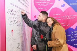 Bloemenactie op Amsterdam Centraal met grootste Valentijnskaart en duizenden bloemen