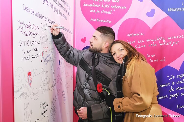 Bloemenactie op Amsterdam Centraal met grootste Valentijnskaart en duizenden bloemen