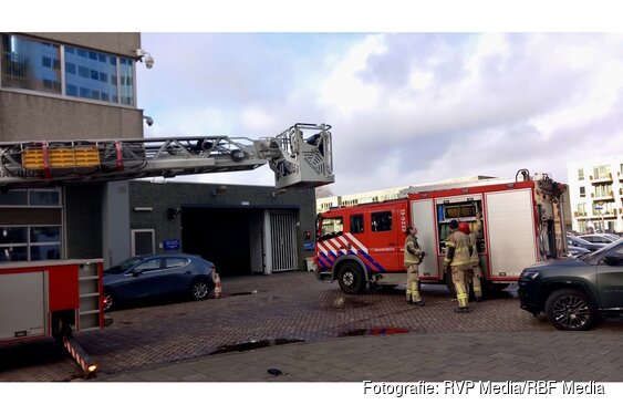 Kantoorbrand op dak politiebureau in Amsterdam