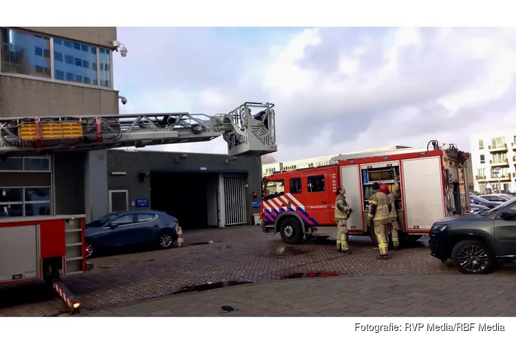 Kantoorbrand op dak politiebureau in Amsterdam