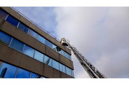 Kantoorbrand op dak politiebureau in Amsterdam