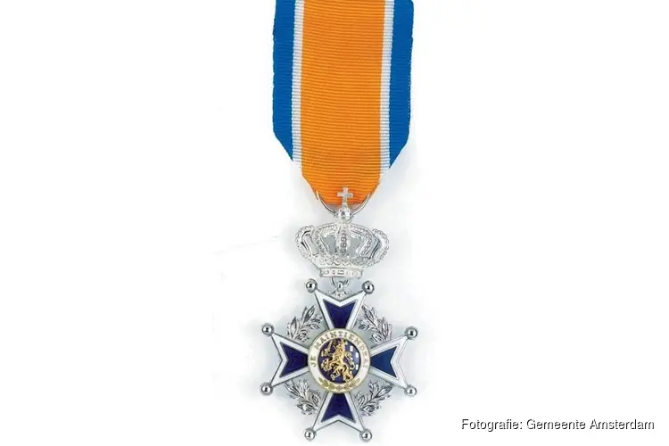 Koninklijke onderscheiding voor 'Baantjer van de Bijlmer'