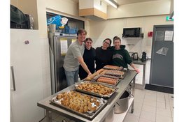 Carhartt EMEA/PAC kookt voor daklozen bij het Stoelenproject in Amsterdam