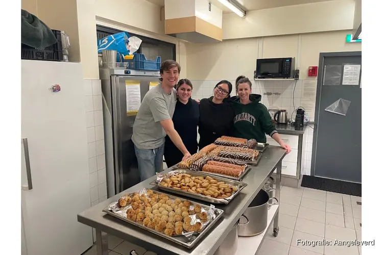 Carhartt EMEA/PAC kookt voor daklozen bij het Stoelenproject in Amsterdam