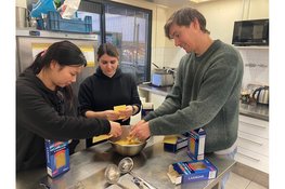 Carhartt EMEA/PAC kookt voor daklozen bij het Stoelenproject in Amsterdam