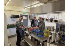 Carhartt EMEA/PAC kookt voor daklozen bij het Stoelenproject in Amsterdam