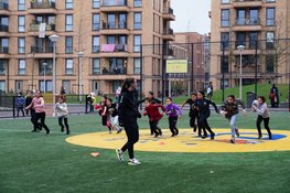 Meiden claimen hun sportplek: één dag per week in de voetbalkooi