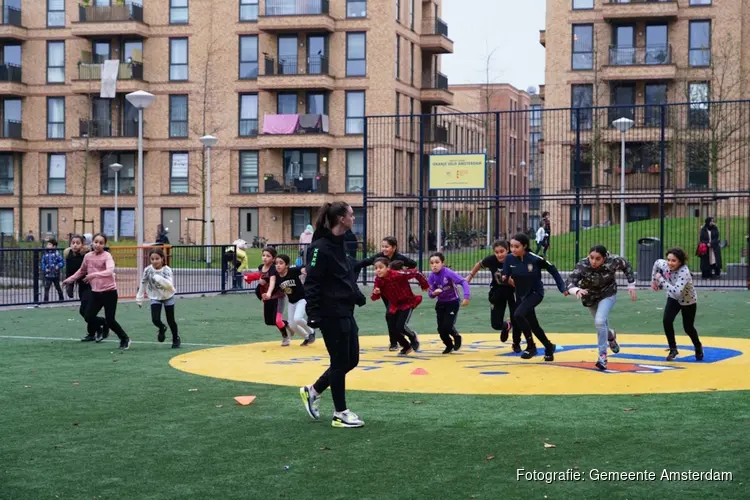 Meiden claimen hun sportplek: één dag per week in de voetbalkooi