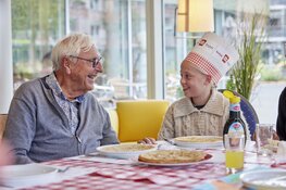 Vijf basisscholen in gemeente Amsterdam bakken pannenkoeken voor ouderen