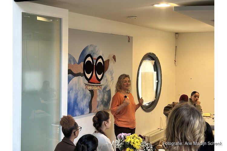 Meiden claimen ruimte op sportplein bij Tugelahuis