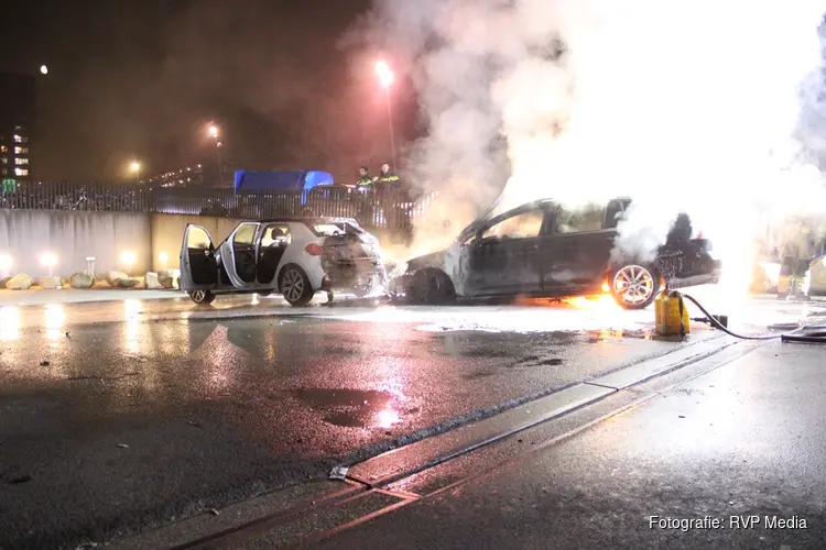 Taxi en personenauto in brand in Amsterdam