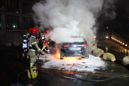 Taxi en personenauto in brand in Amsterdam