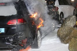 Taxi en personenauto in brand in Amsterdam