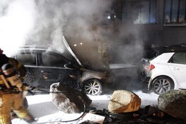Taxi en personenauto in brand in Amsterdam