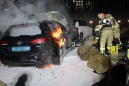 Taxi en personenauto in brand in Amsterdam