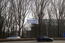 Klimmers hangen spandoek bij Utrechtsebrug tegen kap van 600 bomen