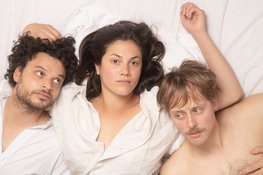 Een escapistisch liefdesdrama in een wereld op instorten in ‘Herzschmerz’ door Antiklimax