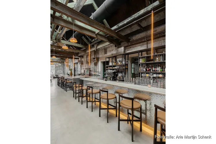 Roest blaast eerste kaarsje uit op Oostenburg: 'Oude liefde roest niet'