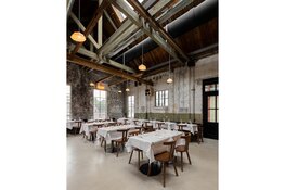 Roest blaast eerste kaarsje uit op Oostenburg: 'Oude liefde roest niet'