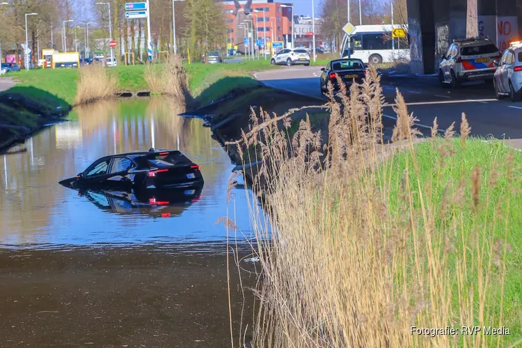 Auto te water bij afrit A4 bij Amsterdam