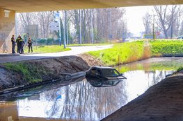 Auto te water bij afrit A4 bij Amsterdam