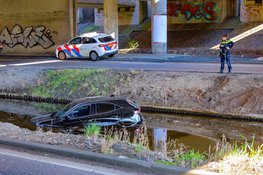 Auto te water bij afrit A4 bij Amsterdam
