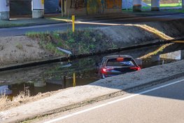 Auto te water bij afrit A4 bij Amsterdam