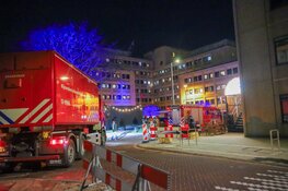 Brand bij asielzoekerscentrum in Zuidoost, hulpdiensten massaal ingezet