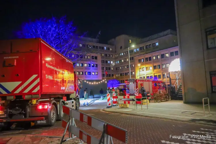 Brand bij asielzoekerscentrum in Zuidoost, hulpdiensten massaal ingezet