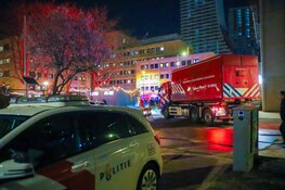 Brand bij asielzoekerscentrum in Zuidoost, hulpdiensten massaal ingezet