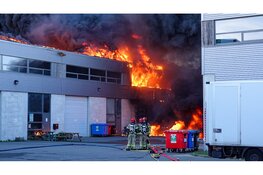 Grote zwarte rookwolken bij zeer grote brand in Amsterdam