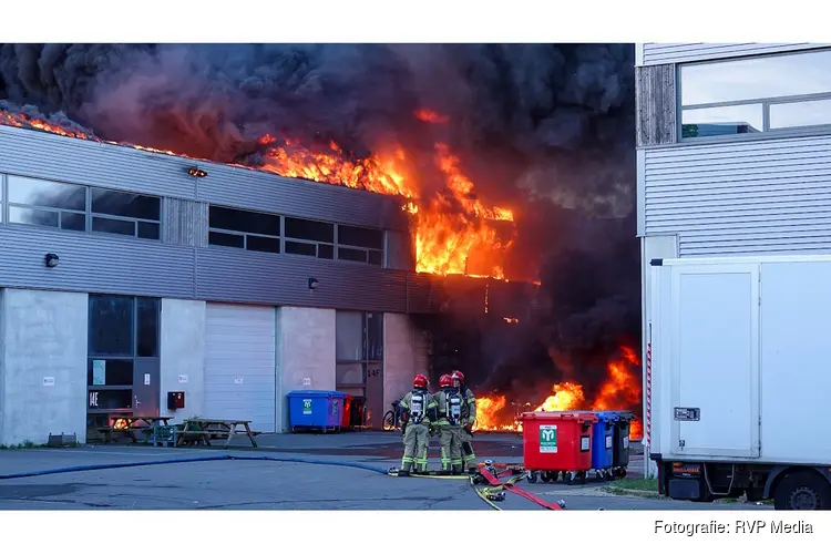 Grote zwarte rookwolken bij zeer grote brand in Amsterdam