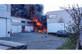Grote zwarte rookwolken bij zeer grote brand in Amsterdam