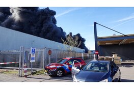 Grote zwarte rookwolken bij zeer grote brand in Amsterdam
