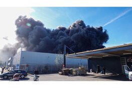 Grote zwarte rookwolken bij zeer grote brand in Amsterdam