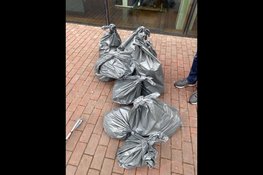 Eerste schoonmaakactie van XXX Cleanups levert 171 kg zwerfafval op in Amsterdam Oost