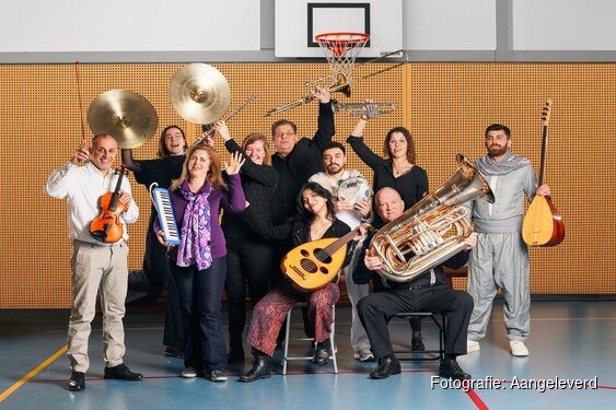 Muzikanten uit azc Amsterdam en Muziekvereniging Groot Excelsior presenteren samen liefdesliedjes uit het Midden-Oosten tijdens twee familieconcerten in Podium Mozaïek.