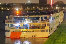 Riviercruiseschip botst tegen Amsterdamsebrug en strandt