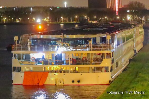 Riviercruiseschip botst tegen Amsterdamsebrug en strandt