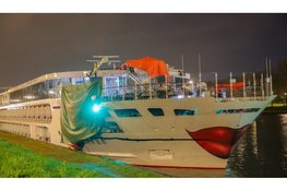 Riviercruiseschip botst tegen Amsterdamsebrug en strandt